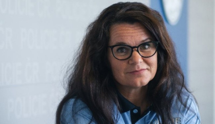 size3-16788900927021-241-nabizime-obrovskou-skalu-prace-u-policie-rika-vedouci-personalistka-policie-simona-hruba