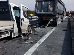 Dlouhá kolona na D35 před rondelem u Globusu: dodávka u Olomouce narazila do nákladního auta