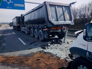 Dlouhá kolona na D35 před rondelem u Globusu: dodávka u Olomouce narazila do nákladního auta