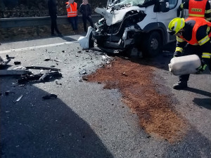 Dlouhá kolona na D35 před rondelem u Globusu: dodávka u Olomouce narazila do nákladního auta