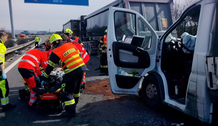 Dodávka u Olomouce narazila do nákladního auta, řidiče vyprošťovali hasiči