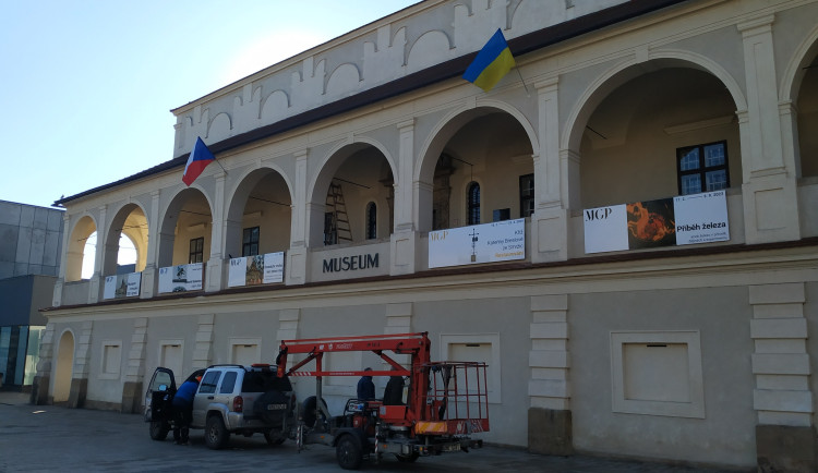 Prostějovské muzeum vyzrálo na agresora. Na ukrajinskou vlajku už nyní nedosáhne