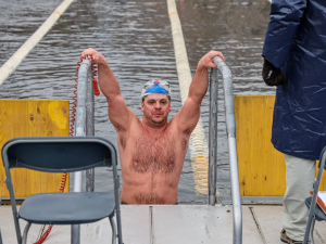 Hasič z Konice bodoval na mistrovství světa v zimním plavání. S otužováním pomáhá i svým kolegům
