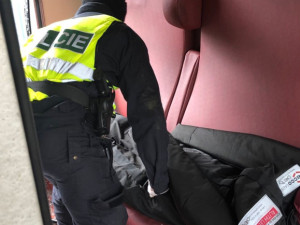 Policisté mohou jezdit vlaky Českých drah levněji, firma za to očekává jejich pomoc