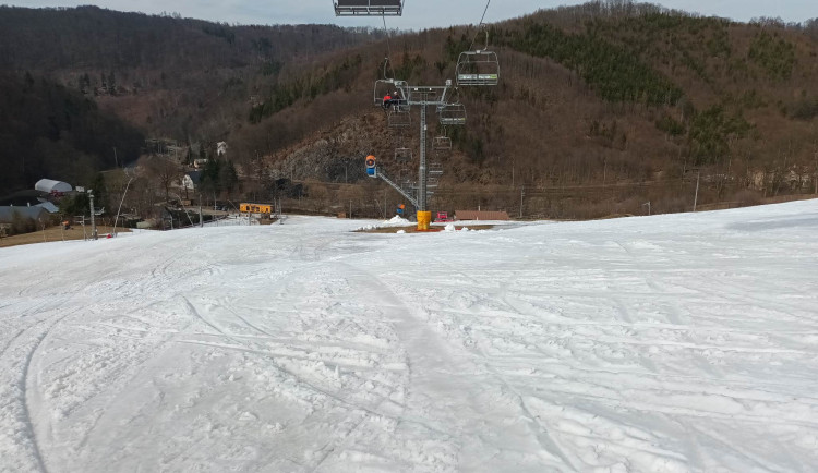 Víkend na horách provázely jarní teploty a slince. Na mnoha místech v Olomouckém kraji už sezona skončila