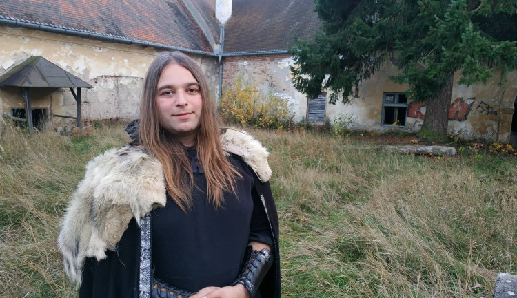 Zámek ve Ptení ožívá. První festival na jeho podporu plánuje nový majitel Horset na květinový úplněk