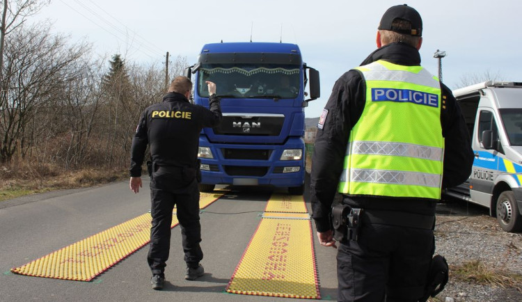 Razie na nákladní vozidla na Jesenicku dopadla neslavně. Padesát kontrol, čtyřiadvacet přestupků