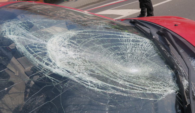 Pětasedmdesátiletý šofér srazil chodkyni na přechodu. Lékařské potvrzení pro řízení vozidel měl neplatné