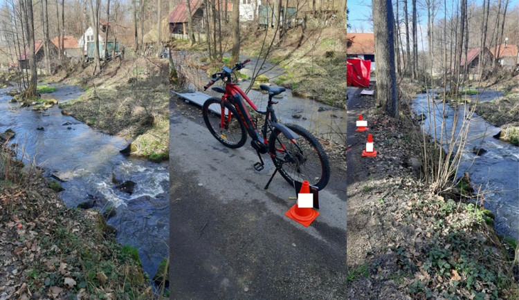 Tragická nehoda na jihu Čech. Senior bez přilby sjel s elektrokolem do potoka