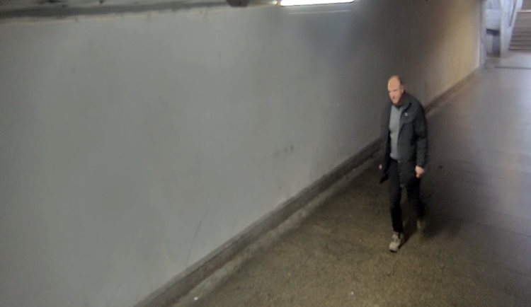 VIDEO: Policie pátrá po identitě muže z olomouckého podchodu. Případ halí tajemství