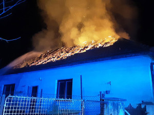 Noční požár v Lipníku: plameny pohltily střechu rodinného domu