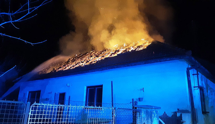 Noční požár v Lipníku: plameny pohltily střechu rodinného domu