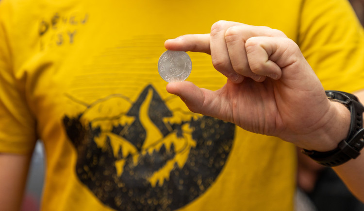 Ražba stříbrných a měděných medailí v české mincovně pro závodníky seriálu Běhej lesy. Foto ČM  (57)