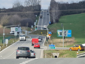 Dlouhé fronty na výjezd z Přerova: semafor se ladí, situaci zcela vyřeší za tři roky dálnice