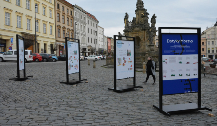 Výstava Dotyky Moravy na Dolním náměstí v Olomouci