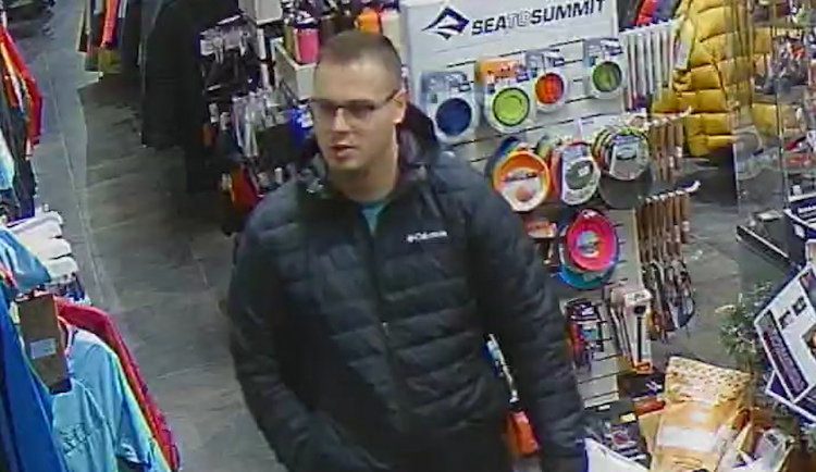 VIDEO: Policie hledá muže v souvislosti s krádeží sportovního oblečení v Olomouci