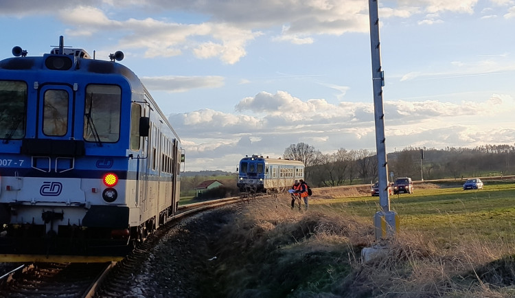 FOTO: Na Písecku vyjely proti sobě dva vlaky. Lokomotivy zastavily jen pár desítek metrů od sebe