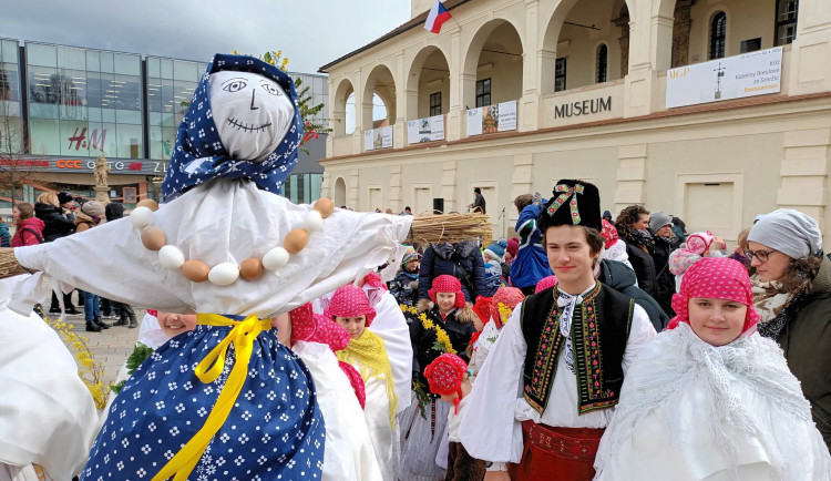 FOTOGALERIE: Děti z prostějovských škol a školek ukončily nadvládu zimu. Vynesly Smrtku do mlýnského náhonu