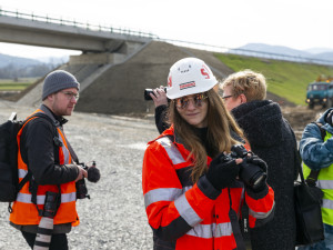 FOTOGALERIE: Obchvat Bludova by mohl sloužit řidičům dříve. Stavbu zkontroloval premiér Fiala