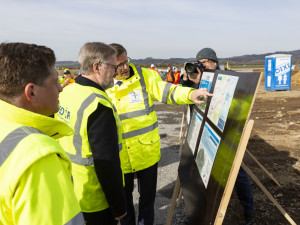FOTOGALERIE: Obchvat Bludova by mohl sloužit řidičům dříve. Stavbu zkontroloval premiér Fiala