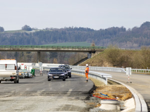 FOTOGALERIE: Obchvat Bludova by mohl sloužit řidičům dříve. Stavbu zkontroloval premiér Fiala