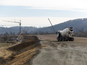 FOTOGALERIE: Obchvat Bludova by mohl sloužit řidičům dříve. Stavbu zkontroloval premiér Fiala