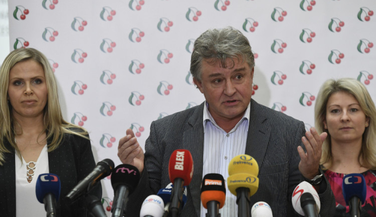 size3-size4-16426169106908-139-generacni-obmena-u-kscm-nekteri-z-mladych-pripominaji-spise-parodii-na-jasankovske-agitky-rika-jiri-