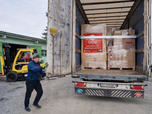 Olomoucká charita poslala na Ukrajinu další kamion s elektrocentrálami. Sbírka přesáhla 17 milionů korun