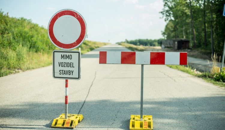 V Náchodě řidiči ode dneška neprojedou silnicí Jizbice-Lipí, uzavírka jen tak neskončí