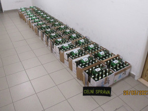 VIDEO: Mongol vezl v přetížené dodávce nezdaněný korejský alkohol. Hrozí mu pětimilionová pokuta