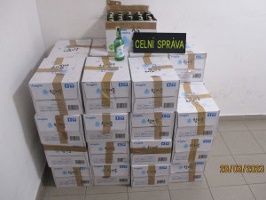 VIDEO: Mongol vezl v přetížené dodávce nezdaněný korejský alkohol. Hrozí mu pětimilionová pokuta