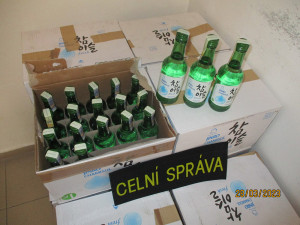 VIDEO: Mongol vezl v přetížené dodávce nezdaněný korejský alkohol. Hrozí mu pětimilionová pokuta