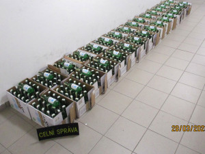 VIDEO: Mongol vezl v přetížené dodávce nezdaněný korejský alkohol. Hrozí mu pětimilionová pokuta