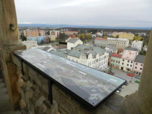Na radniční věži v Litovli jsou nové panely s fotografiemi okolí. Turisté se tak lépe zorientují