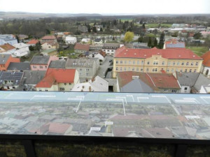 Na radniční věži v Litovli jsou nové panely s fotografiemi okolí. Turisté se tak lépe zorientují