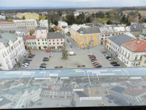 Na radniční věži v Litovli jsou nové panely s fotografiemi okolí. Turisté se tak lépe zorientují