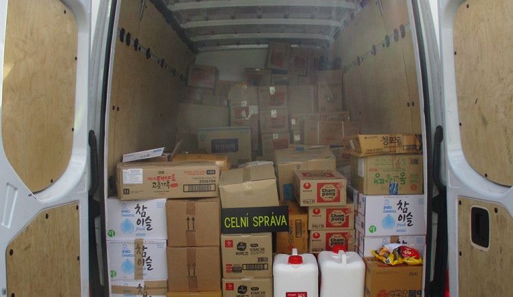 V nákladovém prostoru našli celníci 640 lahví nezdaněného alkoholu