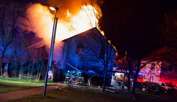 VIDEO: Padesát hasičů likvidovalo rozsáhlý požár střechy rodinného domu ve Chválkovicích