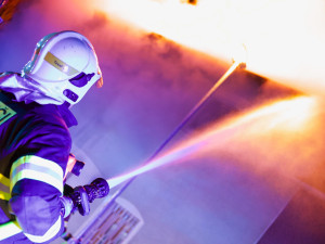 VIDEO: Padesát hasičů likviduje rozsáhlý požár střechy rodinného domu ve Chválkovicích