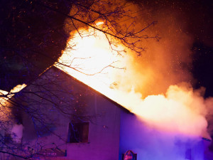 VIDEO: Padesát hasičů likviduje rozsáhlý požár střechy rodinného domu ve Chválkovicích