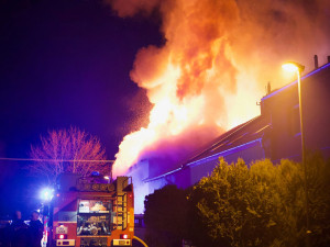 VIDEO: Padesát hasičů likviduje rozsáhlý požár střechy rodinného domu ve Chválkovicích