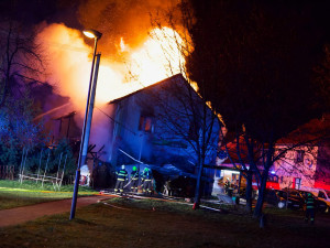 VIDEO: Padesát hasičů likvidovalo rozsáhlý požár střechy rodinného domu ve Chválkovicích