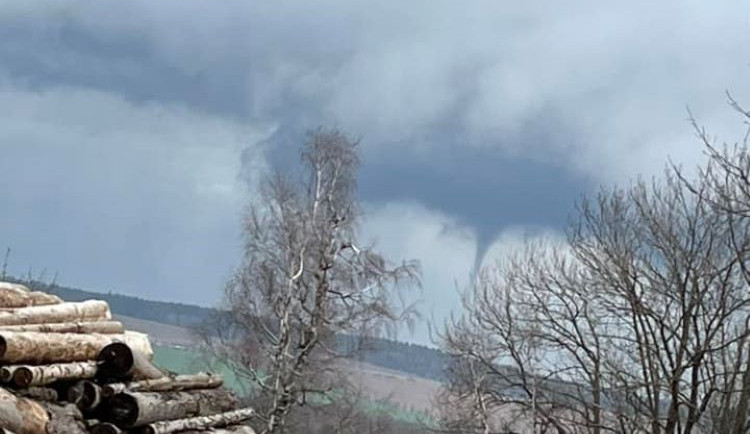 VIDEO: Lovci bouřek zjišťují, zda se při bouřce nad Prostějovskem nevytvořilo tornádo