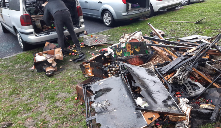 FOTO, VIDEO: Další požár automobilu na Pražském sídlišti v Budějovicích. Příčina zatím není jasná