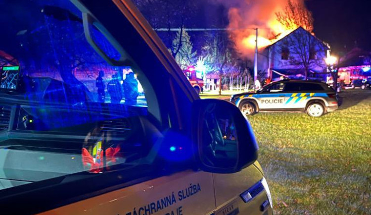VIDEO: Muže a ženu z hořícího domu ve Chválkovicích dostali ven policisté. Cestu si udělali hasícími přístroji