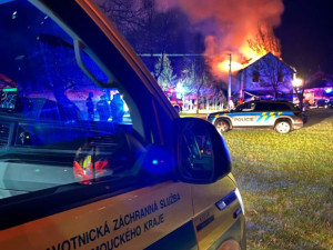 VIDEO: Muže a ženu z hořícího domu ve Chválkovicích dostali ven policisté. Cestu si udělali hasícími přístroji