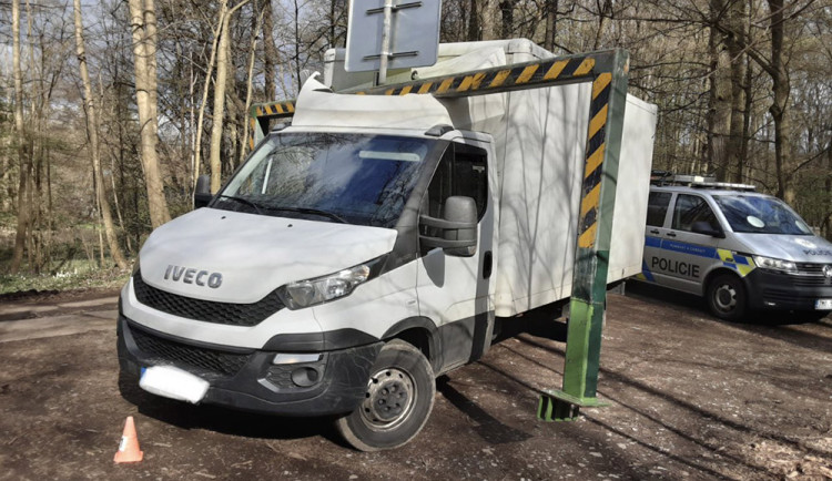 Krušný začátek uzavírky Litovle: Řidič dodávky na objížďce urval na mostu půltunovou ochrannou bránu