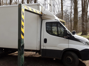 Řidič dodávky u Nových Zámků urval na mostu půltunovou ochrannou bránu