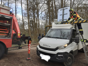 Řidič dodávky u Nových Zámků urval na mostu půltunovou ochrannou bránu
