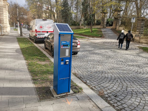 VIDEO: Nové parkovací automaty s klávesnicí. Olomouc vyměnila přístroje v centru města
